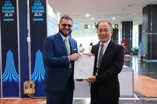 ▲台灣港務公司業務副總經理張展榮(右)於郵輪論壇會中拜訪地中海郵輪東京辦公室日韓總裁Oliviero Morelli(左)，爭取增加來台掛靠航次。（圖／港務公司）