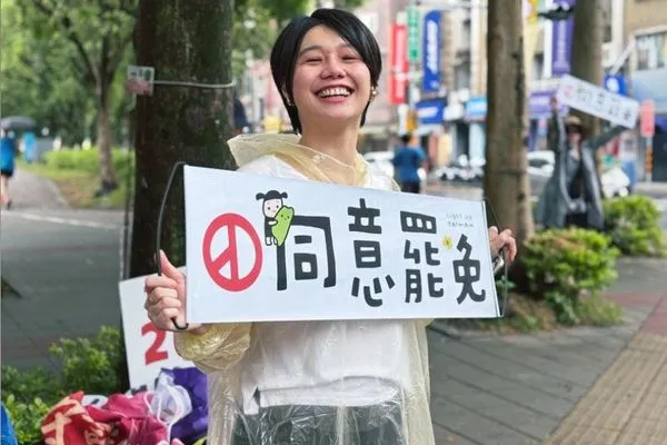 ▲▼賴庭荷舉牌宣傳罷免，遭到男子攻擊。（圖／翻攝Threads／賴庭荷）