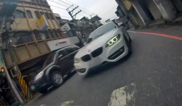 ▲▼騎士右轉遇「逆向BMW」迎面衝來　剩1秒能反應！驚險視角曝光。（圖／爆料公社）