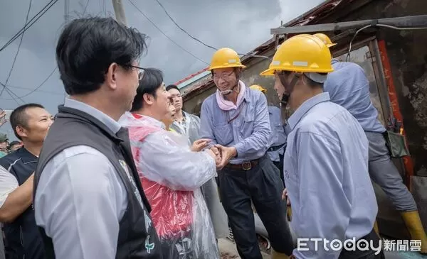 ▲總統賴清德11日前往台南七股、學甲等災區勘災，勉勵台電同仁堅守第一線復電。（記者林東良翻攝，下同）
