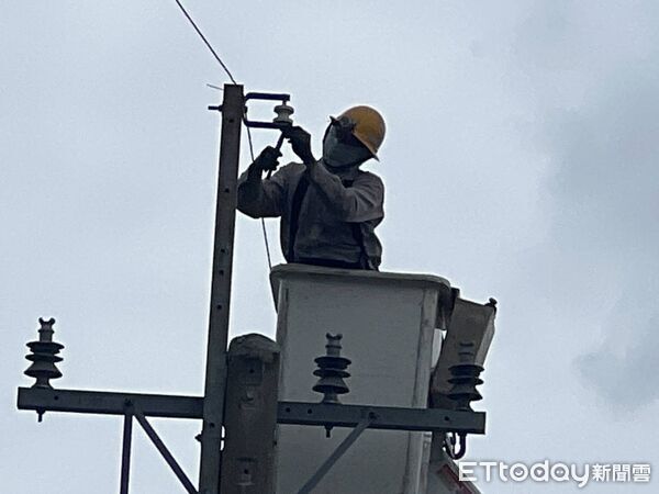 ▲總統賴清德11日前往台南七股、學甲等災區勘災，勉勵台電同仁堅守第一線復電。（記者林東良翻攝，下同）
