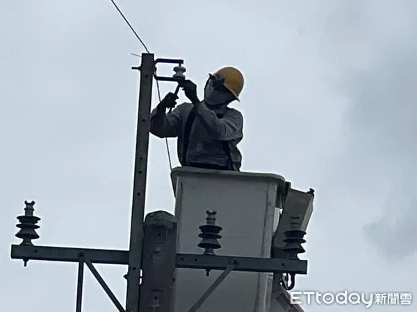 ▲台電員工在第一線吊掛高處執行復電工程。（記者林東良翻攝）