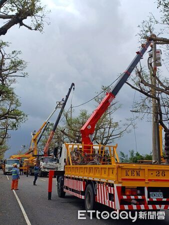 ▲總統賴清德11日前往台南七股、學甲等災區勘災，勉勵台電同仁堅守第一線復電。（記者林東良翻攝，下同）