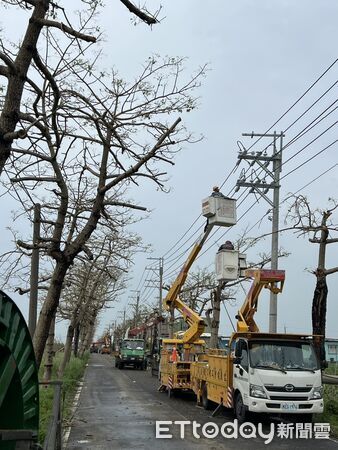 ▲總統賴清德11日前往台南七股、學甲等災區勘災，勉勵台電同仁堅守第一線復電。（記者林東良翻攝，下同）