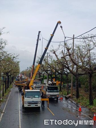 ▲總統賴清德11日前往台南七股、學甲等災區勘災，勉勵台電同仁堅守第一線復電。（記者林東良翻攝，下同）