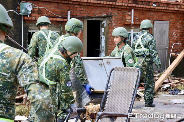 ▲總統賴清德11日偕市長黃偉哲前往七股、學甲等災區勘災，實地傾聽災民心聲。（記者林東良翻攝，下同）