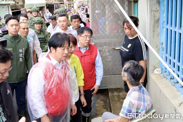 ▲總統賴清德11日偕市長黃偉哲前往七股、學甲等災區勘災，實地傾聽災民心聲。（記者林東良翻攝，下同）