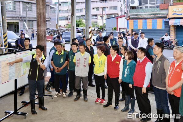 ▲總統賴清德11日偕市長黃偉哲前往七股、學甲等災區勘災，實地傾聽災民心聲。（記者林東良翻攝，下同）