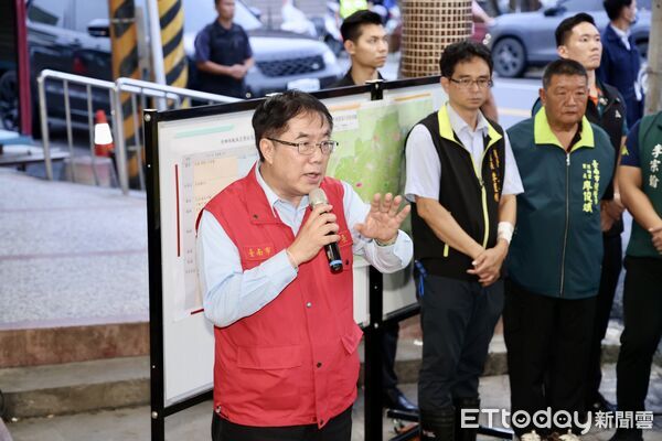 ▲總統賴清德11日偕市長黃偉哲前往七股、學甲等災區勘災，實地傾聽災民心聲。（記者林東良翻攝，下同）