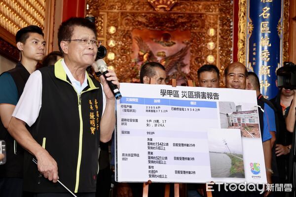 ▲總統賴清德11日偕市長黃偉哲前往七股、學甲等災區勘災，實地傾聽災民心聲。（記者林東良翻攝，下同）