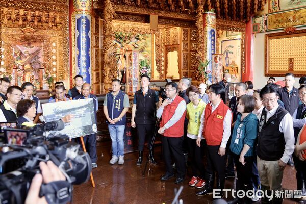 ▲總統賴清德11日偕市長黃偉哲前往七股、學甲等災區勘災，實地傾聽災民心聲。（記者林東良翻攝，下同）