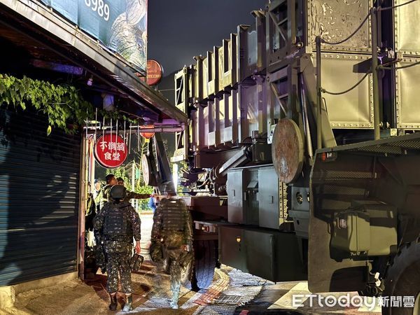 ▲▼漢光「愛國者飛彈車」卡新店路口　受困2.5小時驚動美方到場。（圖／民眾提供）