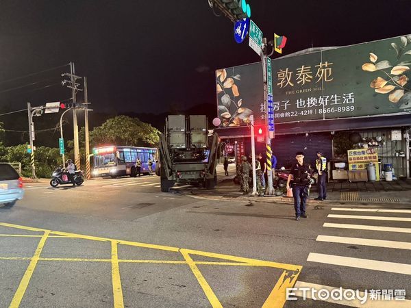 ▲▼漢光「愛國者飛彈車」卡新店路口　受困2.5小時驚動美方到場。（圖／民眾提供）