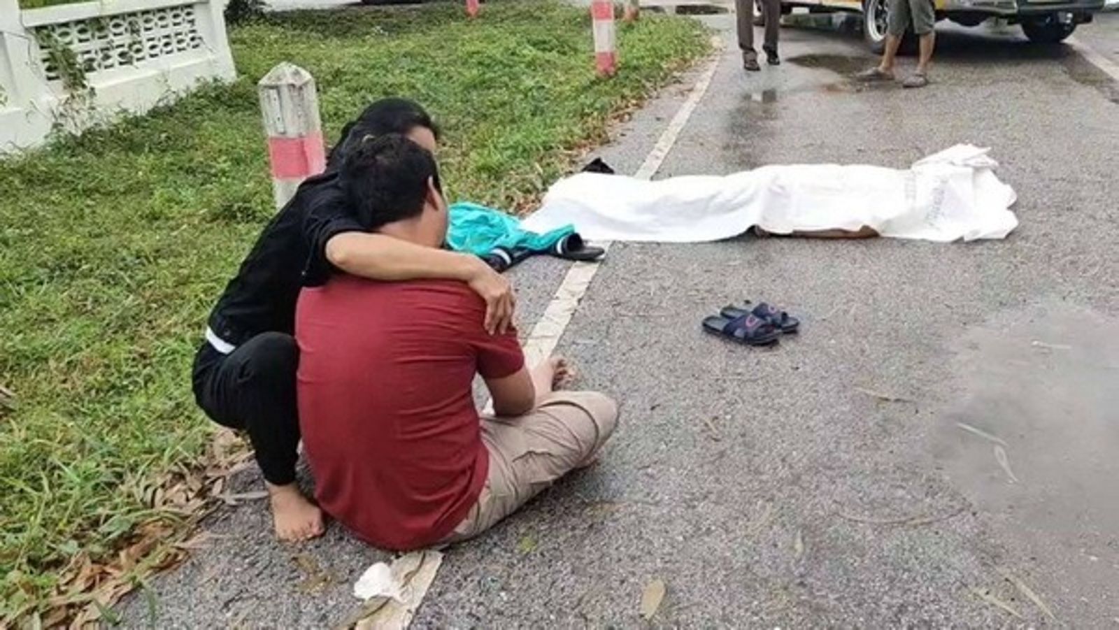 人倫悲劇！她路邊等待做功德　遭兒開車誤踩油門猛撞慘死