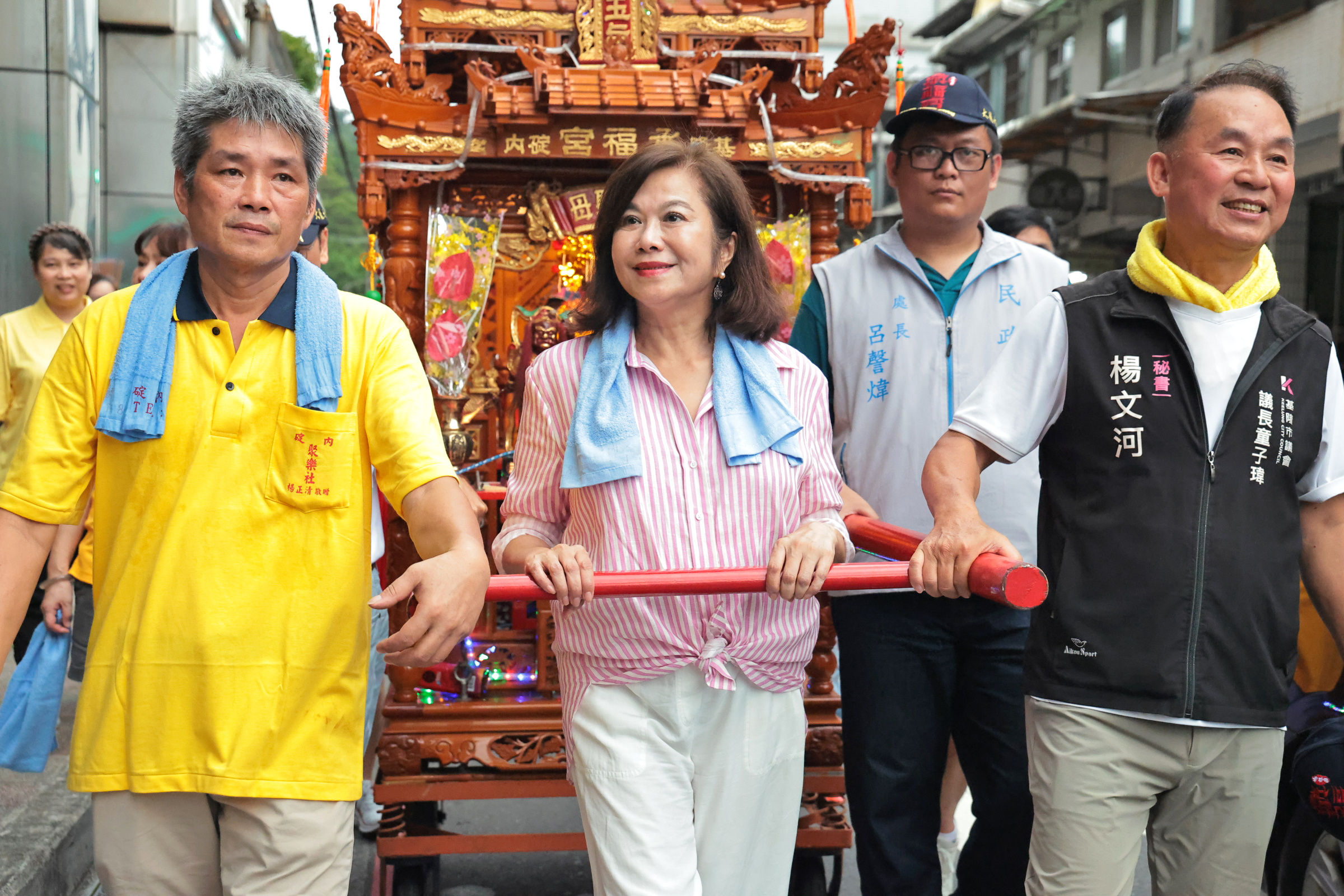 ▲基隆碇內承福宮遶境 邱佩琳祈願城市平安。（圖／記者郭世賢翻攝）