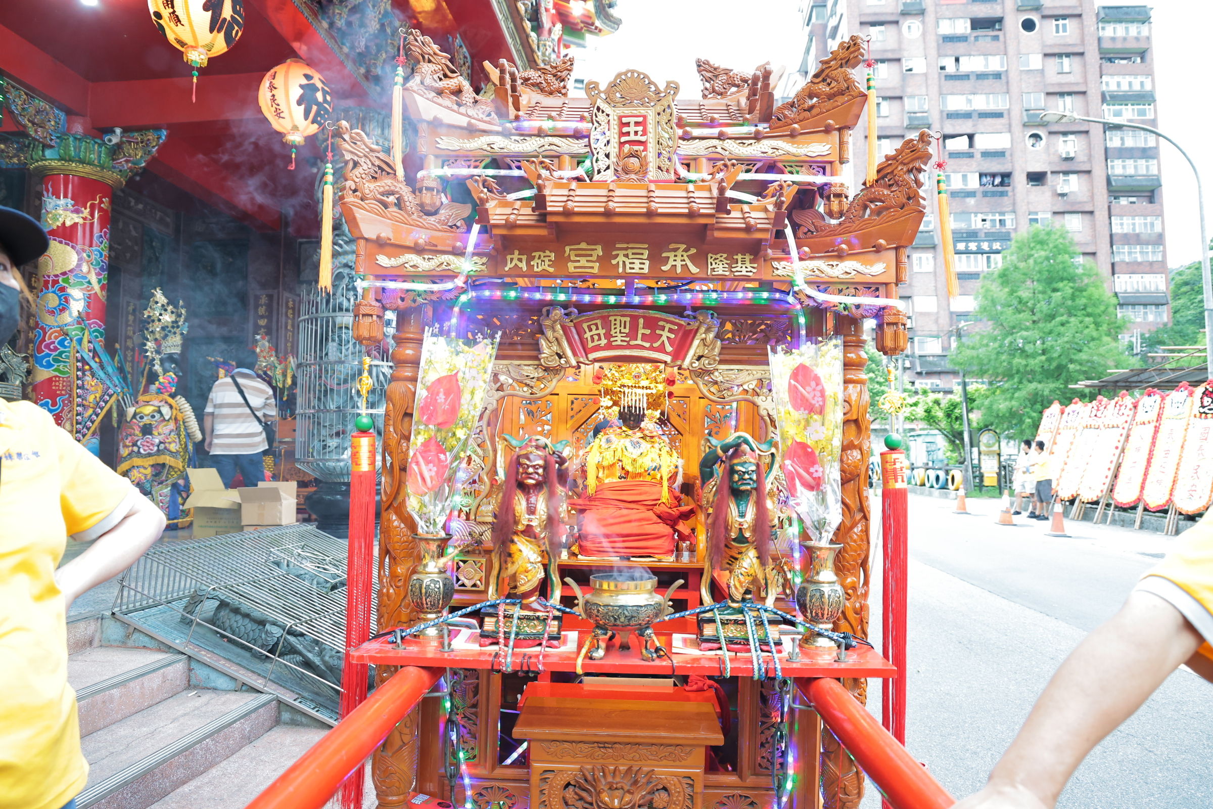 ▲基隆碇內承福宮遶境 邱佩琳祈願城市平安。（圖／記者郭世賢翻攝）