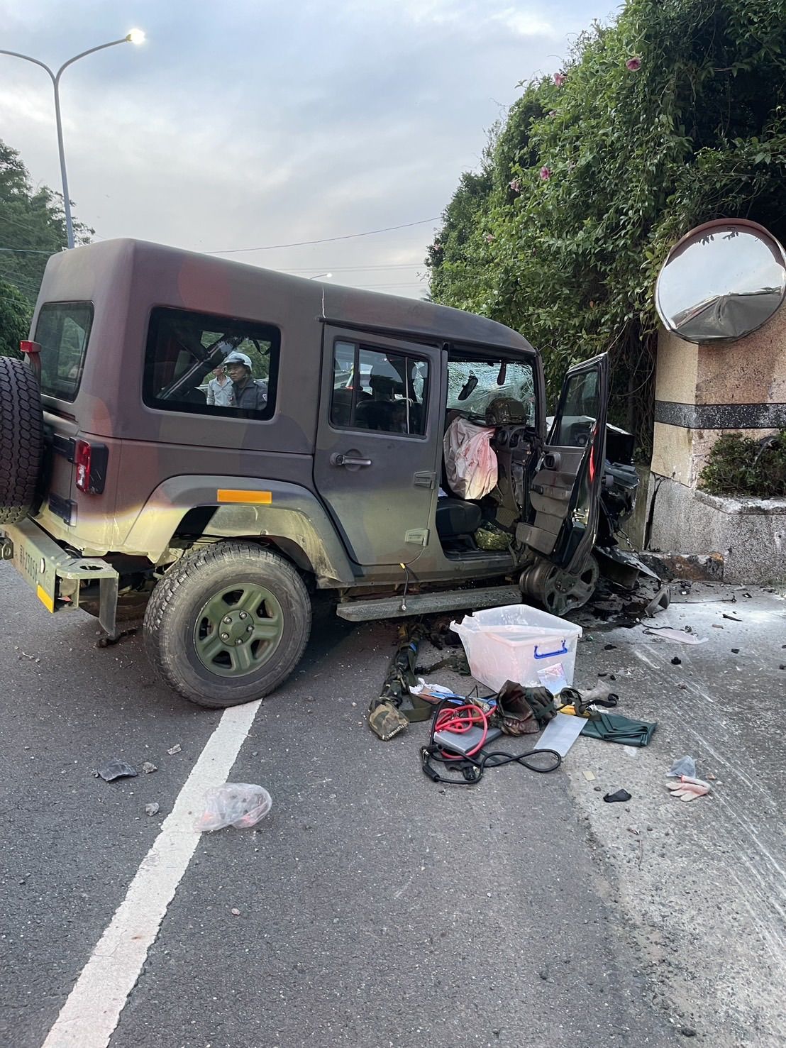 ▲▼快訊／國軍輕型戰術輪車旗山自撞　3官兵送醫。（圖／記者吳奕靖翻攝）