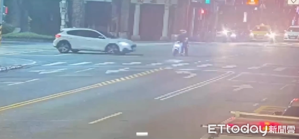 ▲▼中山分局員警執勤在路口遭小客車撞飛。（圖／記者邱中岳翻攝）