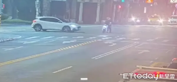 ▲▼中山分局員警執勤在路口遭小客車撞飛。（圖／記者邱中岳翻攝）