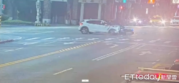 ▲▼中山分局員警執勤在路口遭小客車撞飛。（圖／記者邱中岳翻攝）