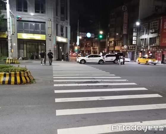 ▲▼中山分局員警執勤在路口遭小客車撞飛。（圖／記者邱中岳翻攝）
