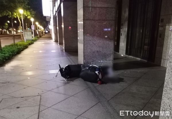 ▲▼中山分局員警執勤在路口遭小客車撞飛。（圖／記者邱中岳翻攝）