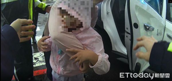 ▲▼台南女童從椅子摔下來腹痛大哭，派出所員警協助送醫。（圖／記者林東良翻攝)