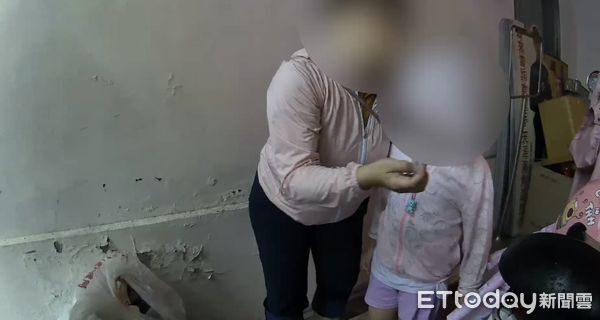 ▲▼台南女童從椅子摔下來腹痛大哭，派出所員警協助送醫。（圖／記者林東良翻攝)