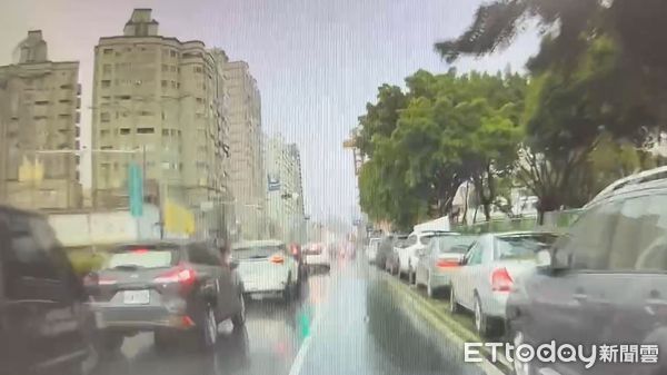 ▲▼台南女童從椅子摔下來腹痛大哭，派出所員警協助送醫。（圖／記者林東良翻攝)