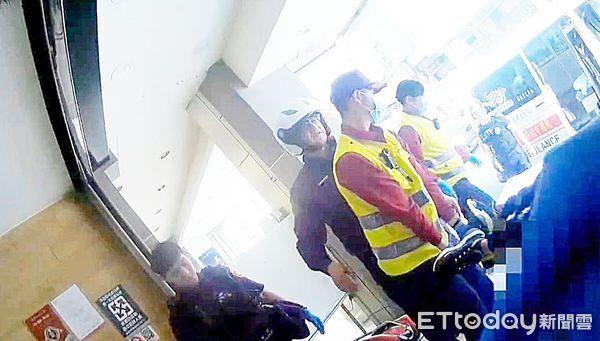 ▲桃園市姜姓男子今年3月間在桃園區寶山街，持水果刀自後猛刺女同事重傷後自戕倒地，圖為案發後救護人員將2人分別送醫急救。（資料照／記者沈繼昌翻攝）