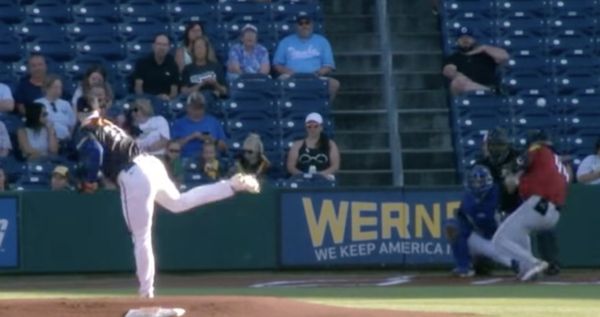 ▲▼     李灝宇遭頭部觸身球       。（圖／截自悍創運動行銷）