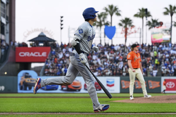 ▲大谷翔平以約170.6公里初速、125公尺飛行距離轟出全壘打，成首位將球擊入麥考維灣（McCovey Cove）的日本選手。 （圖／達志影像／美聯社）