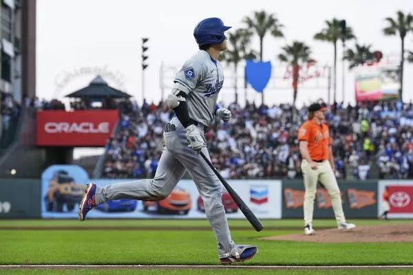 ▲大谷翔平以約170.6公里初速、125公尺飛行距離轟出全壘打，成首位將球擊入麥考維灣（McCovey Cove）的日本選手。 （圖／達志影像／美聯社）