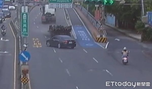 ▲▼拖板車突「頭身分離」。（圖／記者陸運陞翻攝)