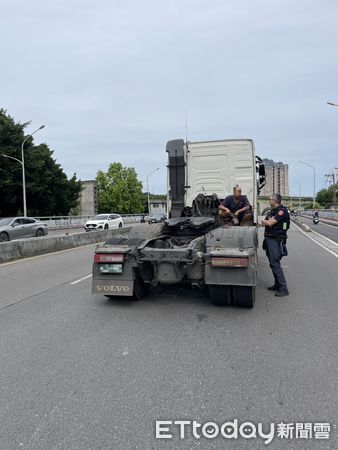 ▲▼拖板車突「頭身分離」。（圖／記者陸運陞翻攝)