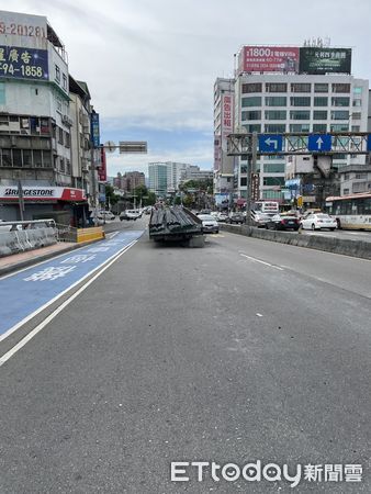 ▲▼拖板車突「頭身分離」。（圖／記者陸運陞翻攝)