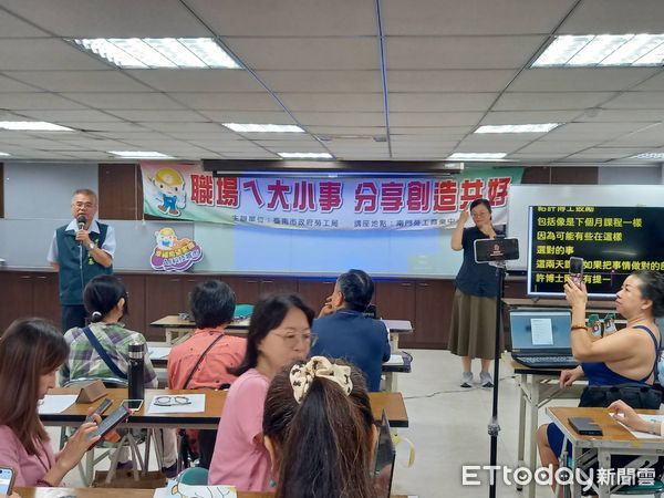 ▲許崧庭博士在南門勞工育樂中心，教學員如何運用生成式AI工具進行圖卡與文案創作。（記者林東良翻攝，下同）