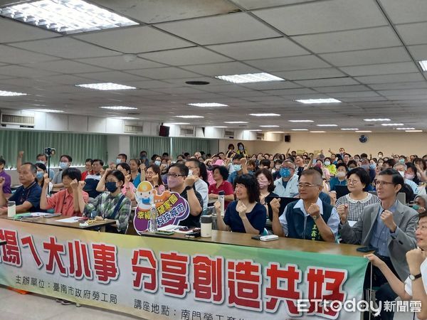 ▲許崧庭博士在南門勞工育樂中心，教學員如何運用生成式AI工具進行圖卡與文案創作。（記者林東良翻攝，下同）
