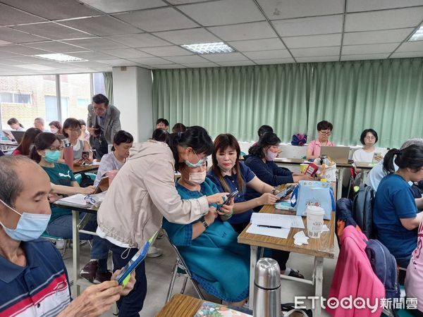 ▲許崧庭博士在南門勞工育樂中心，教學員如何運用生成式AI工具進行圖卡與文案創作。（記者林東良翻攝，下同）