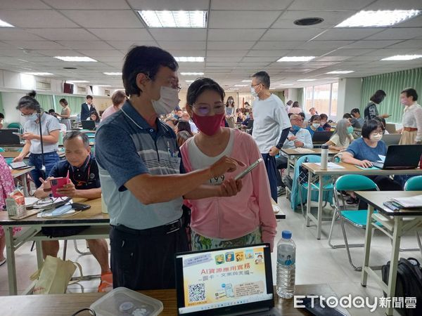 ▲許崧庭博士在南門勞工育樂中心，教學員如何運用生成式AI工具進行圖卡與文案創作。（記者林東良翻攝，下同）