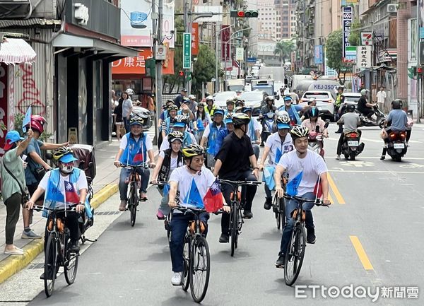 ▲▼國民黨立委賴士葆反惡罷活動，以自行車進行車掃，還至木新市場拜票。（圖／記者陳家祥攝）