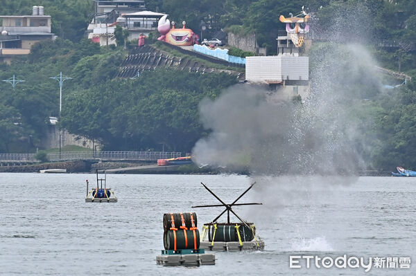 ▲▼國軍漢光41號演習，特別針對河口、重要港口，及關鍵紅色海灘進行河道阻絕與守備，今日並於淡水河口進行實際爆破演練，藉由引爆串聯的油桶設施等多重阻絕工事，拒止敵氣墊艇、登陸艇深入淡水河上游。（圖／記者李毓康攝）