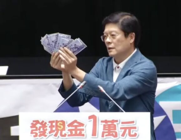 ▲▼羅明才在立法院會發言人，在鏡頭前數1萬元現金。（圖／立法院直播畫面）