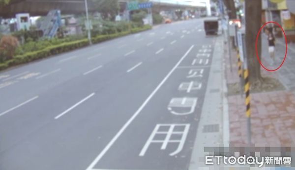 ▲一名剛下班的女子，遭女裝大叔偷拍，警方目前正追查釐清案情。（圖／記者陸運陞翻攝）
