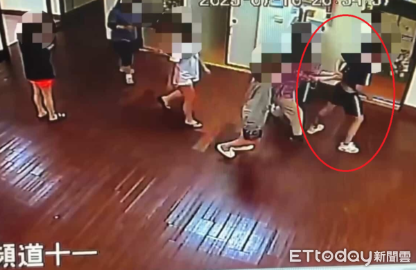 ▲高雄男在圖書館女廁偷拍。（圖／記者吳奕靖翻攝）