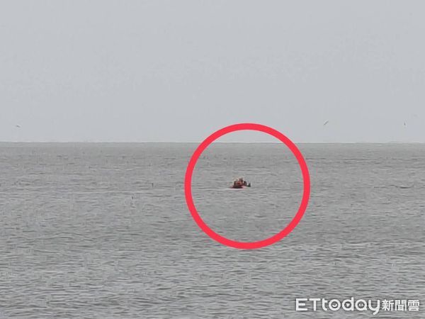 ▲彰化漢寶村新寶雷達站外海有2名釣客受困。（圖／民眾提供）