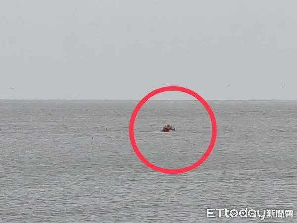 ▲彰化漢寶村新寶雷達站外海有2名釣客受困。（圖／民眾提供）