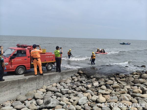 ▲彰化漢寶村新寶雷達站外海有2名釣客受困。（圖／民眾提供）