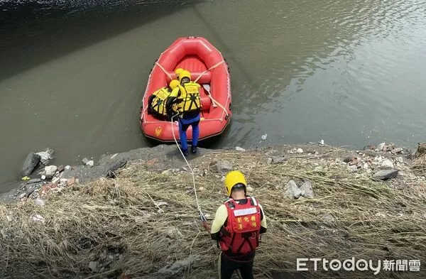 ▲彰化埔鹽鄉驚傳有中年男子落水，警消全力搜尋。（圖／民眾提供）