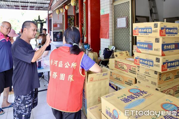 ▲台南市長黃偉哲深入新營土庫里，聽取居民災後復原狀況與實際需求。（記者林東良翻攝，下同）